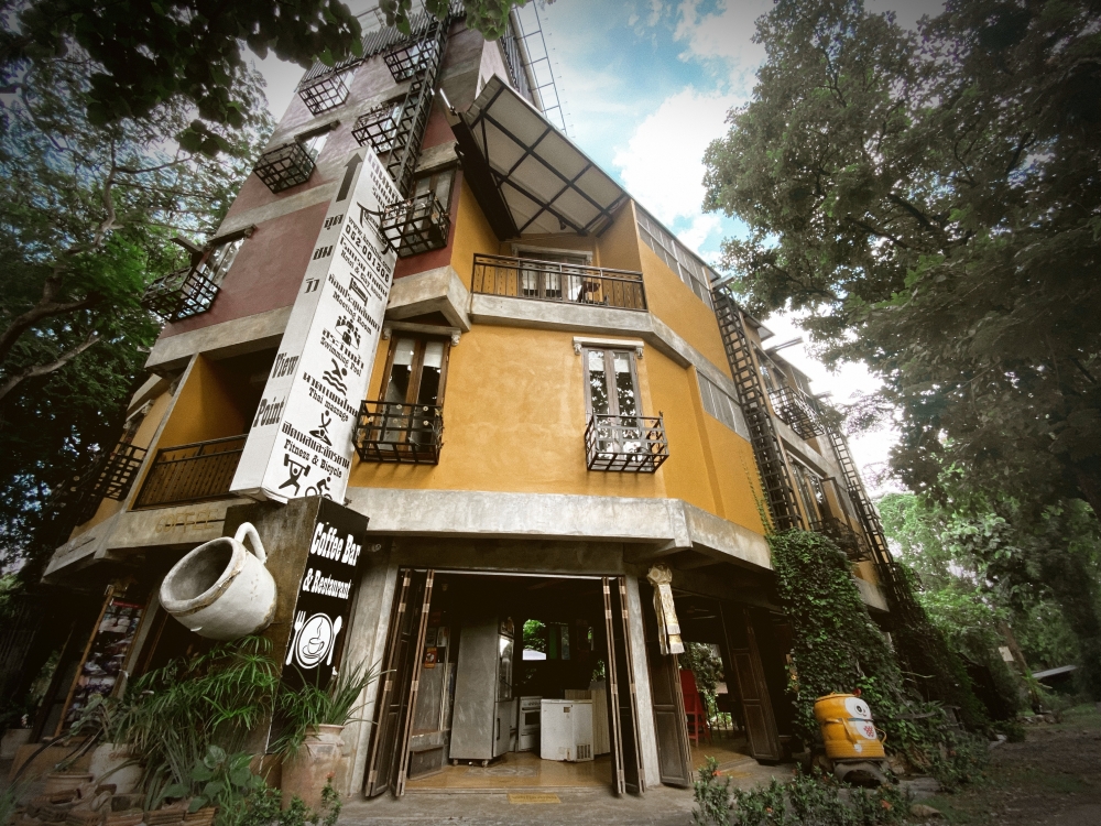 Amber Tone 400 frame featuring bright warm highlights